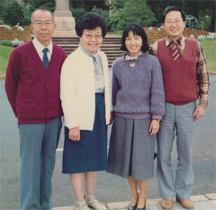 1988年梁牧師夫婦來西澳幫助筆者