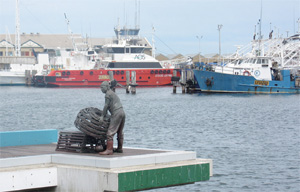 在海港的藝術銅像