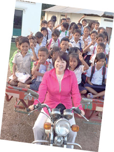 育明與她的柬埔寨兒女