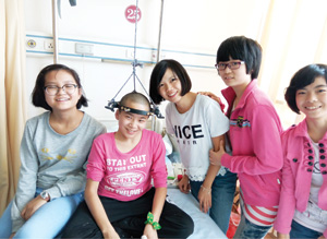 兒童村同家舍的女孩子，到醫院去探望劉惠萍。