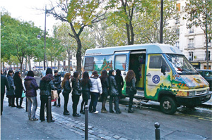 世界醫生組織的「荷花車」，為巴黎華裔妓女提供健康檢查。