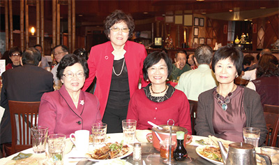 （左起）徐樂平總監、甘幼蘋理事、黃處長夫人、馬筱華女士
