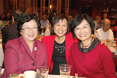 （左起）徐樂平、廖惠美、黃處長夫人