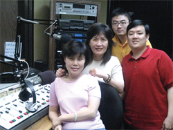 電台工作夥伴們（左起：胡美健、田秋芳、科南、賈德）