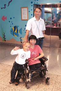 照片為小敏、小澤和父親唐先生