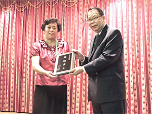 勞伯祥牧師頒發20 年「殷勤事主」服務獎牌給潘師母