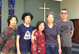 親人受洗日照片，右起：陳軼的父親陳玉華、母親趙月珍、上文作者惠美、惠珍乾媽、寶燕阿姨