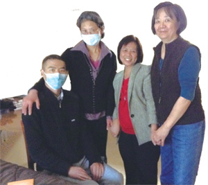 左起：陳軼、陳媽媽及探訪者惠美、小立