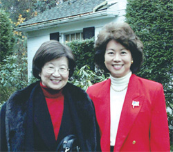 趙小蘭部長（右）與母親