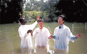 吳治平牧師在約旦河為人施洗