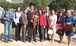 兒子大學畢業時，與楊家姑姑、伯伯、伯母等親友合照
