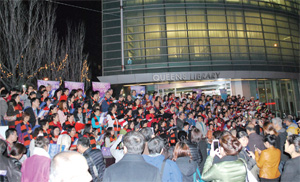 去年平安夜, 法拉盛街口舉辦「聖誕歌聲處處聞」