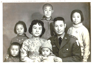 陳瑞曾教授（左前）4歲時的全家福照片