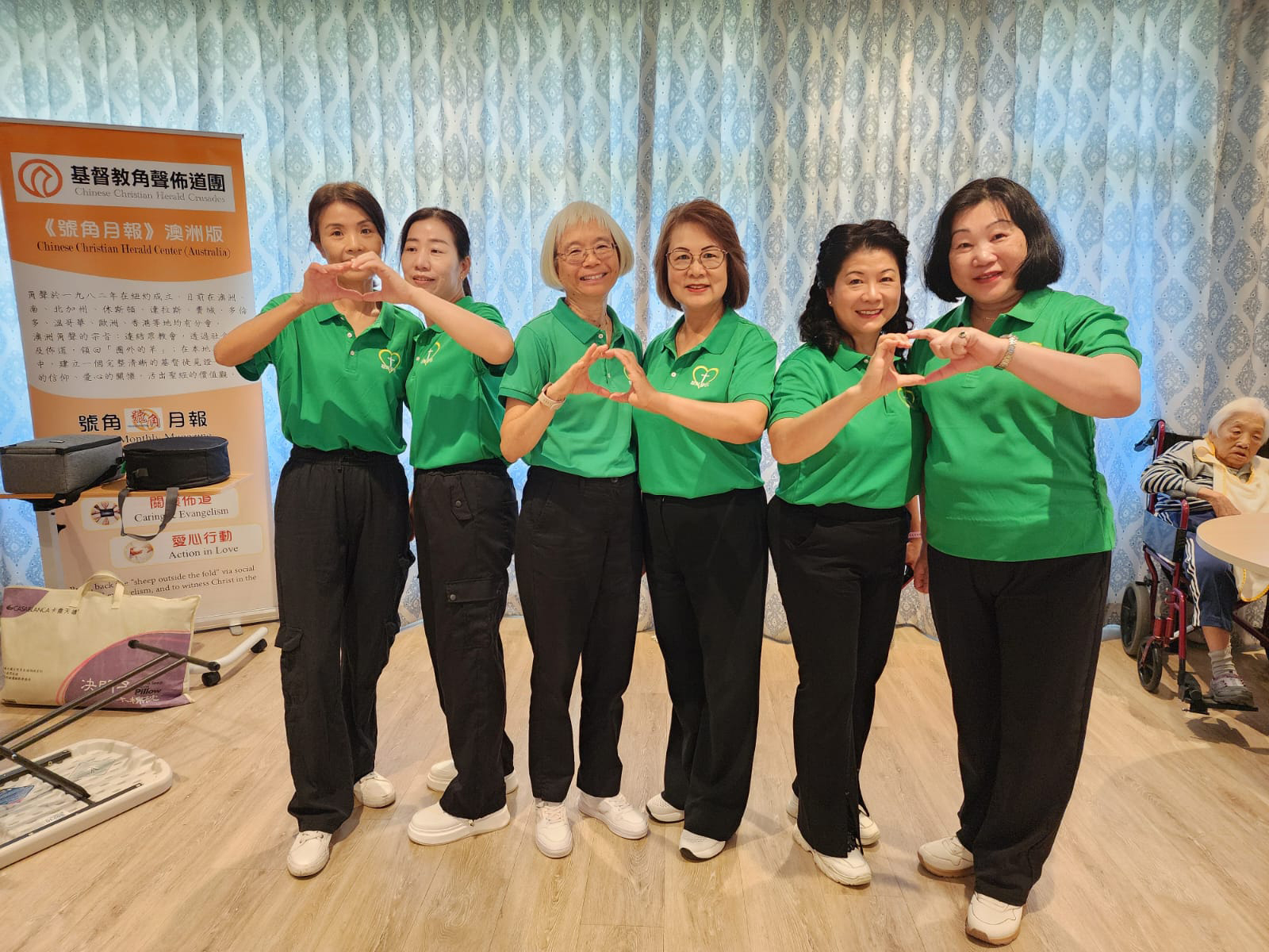 AU P20b M2602 3 百思道讚美操小組大合照