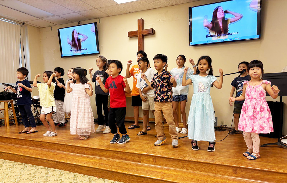 202508_HAW13_P13B-Photo-Singing