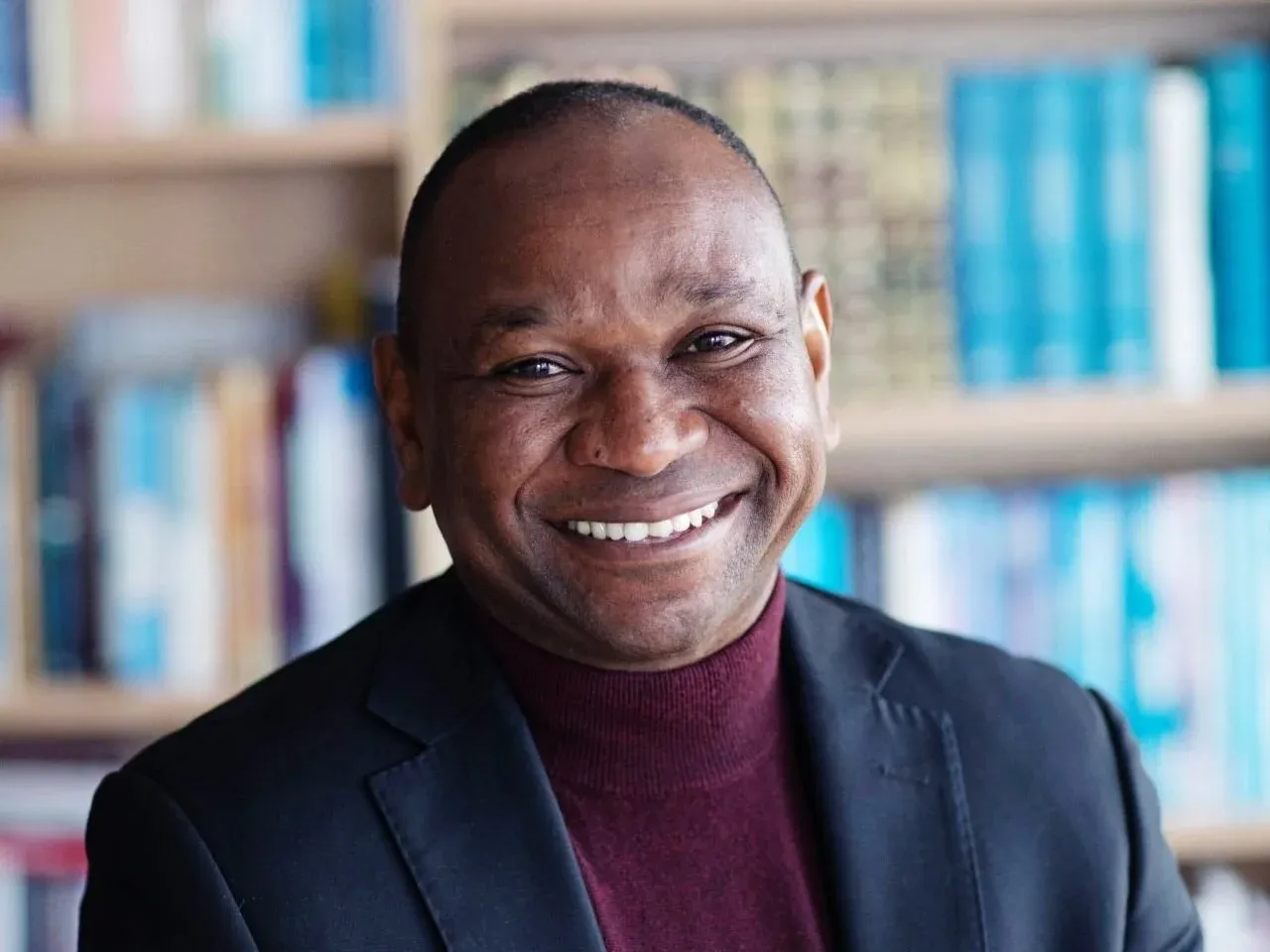 蘇丹主教艾力施見證：從伊斯蘭聖戰繼承人到基督徒，因「仇敵的禱告」與奇蹟重逢