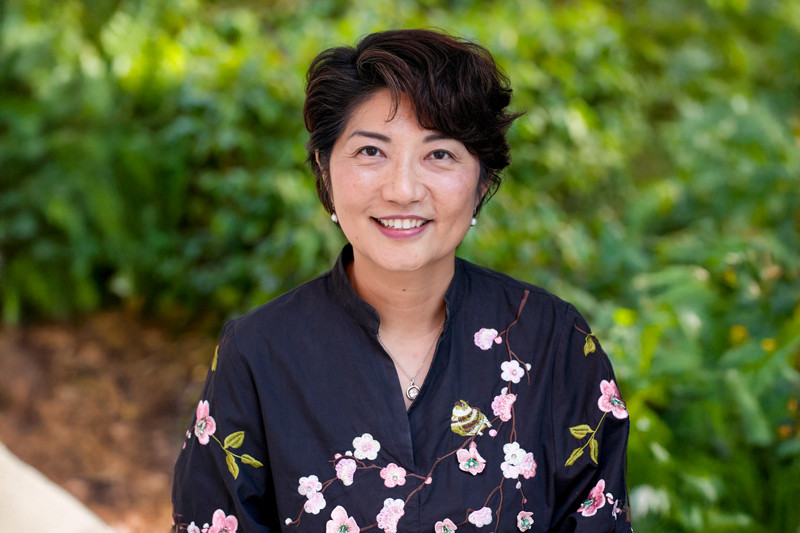 台灣升學壓力、紐約拍片妄求、婚姻裂開、人生碎成一地——高佳慧在地鐵裡聽見微小的聲音，從毛玻璃後被上帝拉回光裡