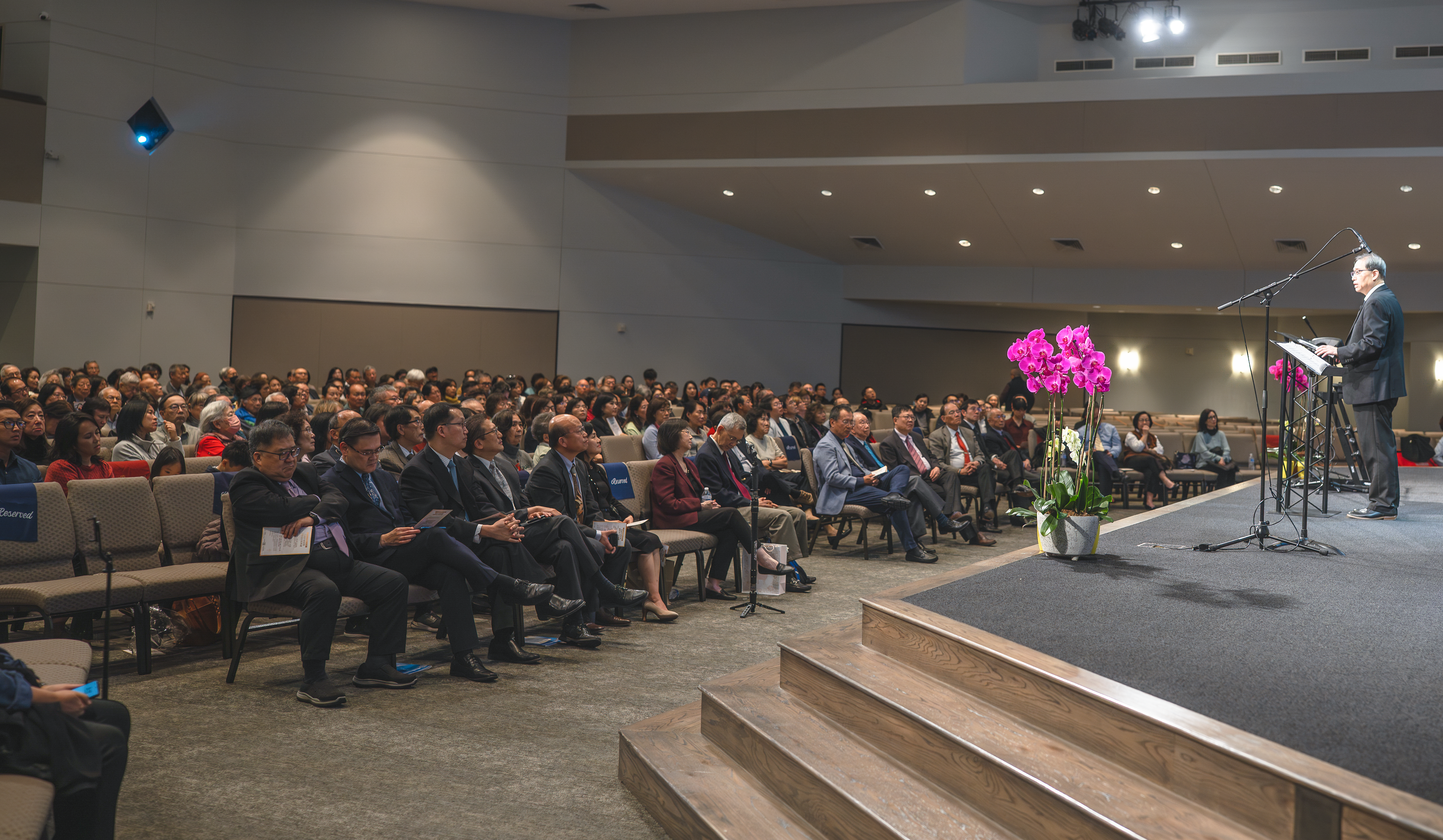 參加交接典禮者來自加拿大和加州、德州