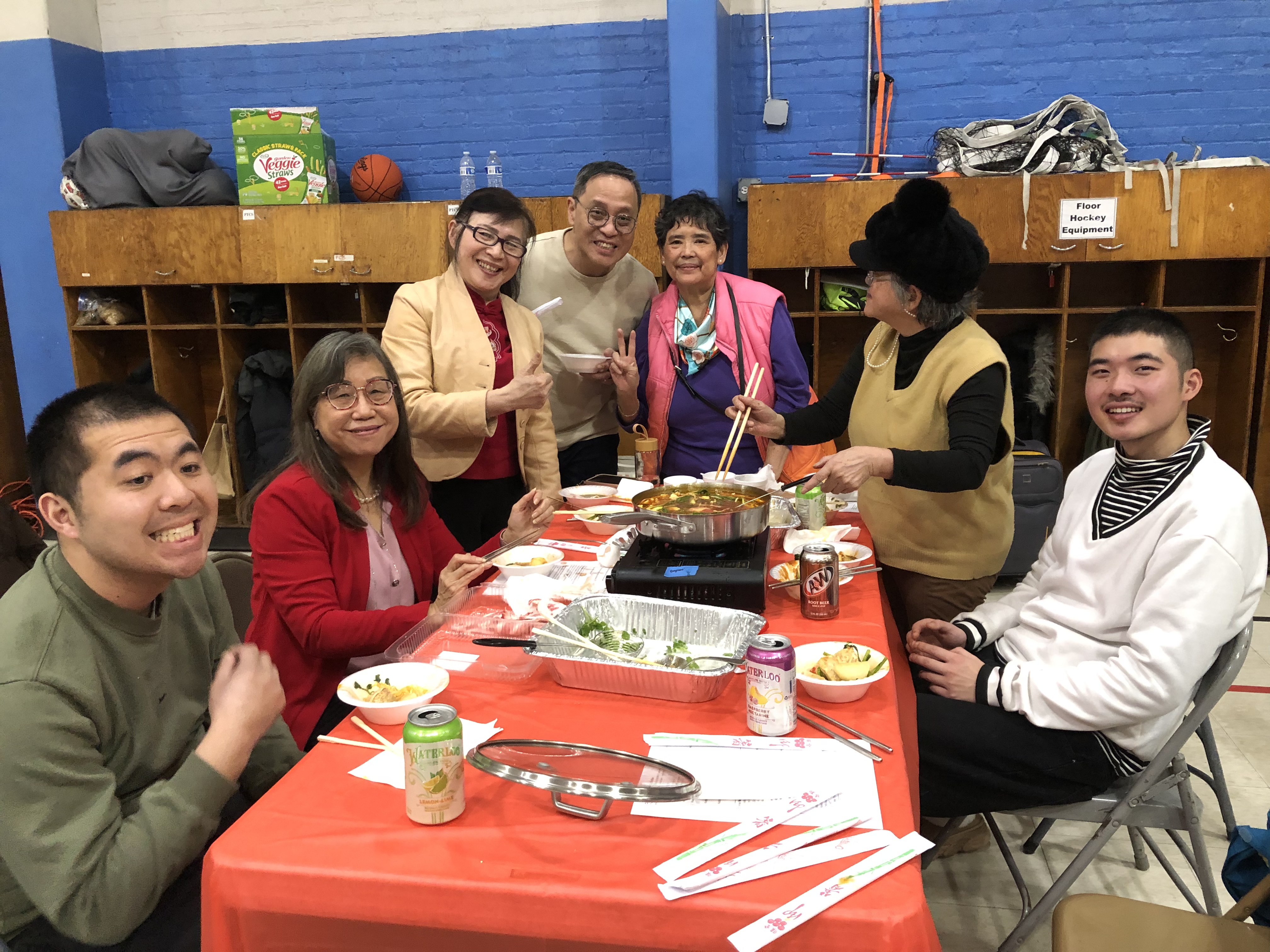 老中青三代弟兄姊妹一起吃火鍋