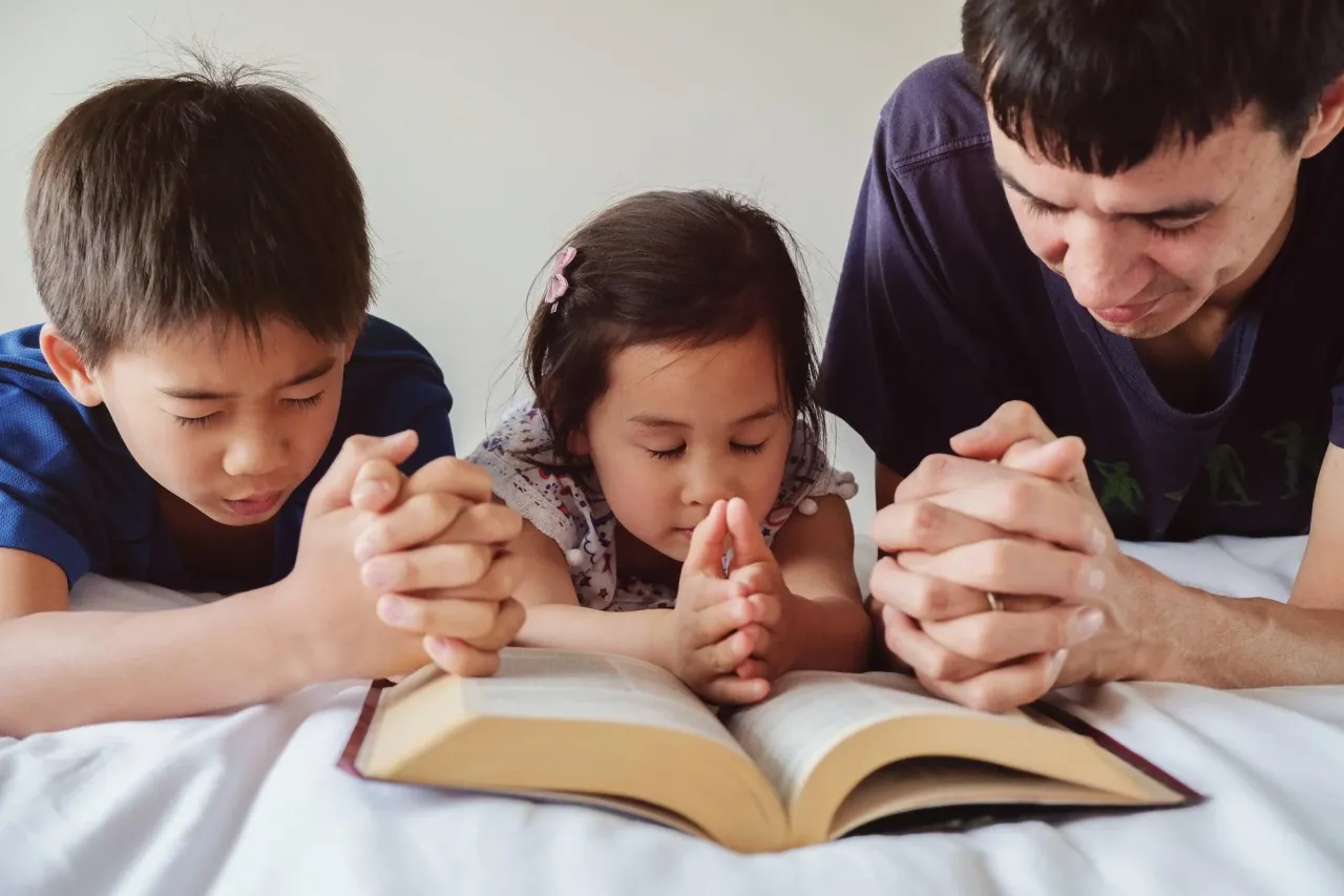 師傅雖有一萬，為父的卻不多：比教導更重要的，是生命的孕育與陪伴