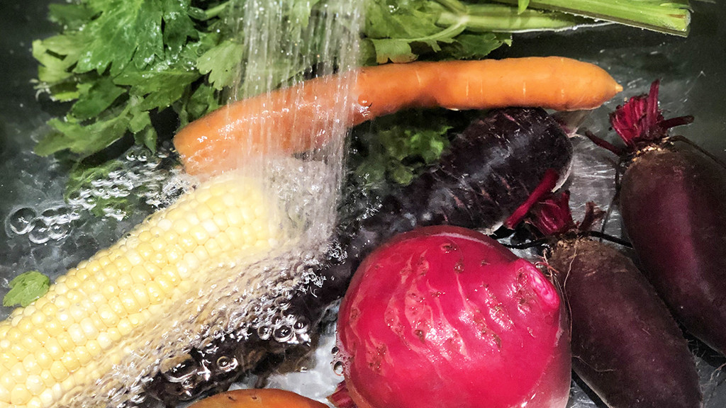 PX-washing-vegetables-5012316a