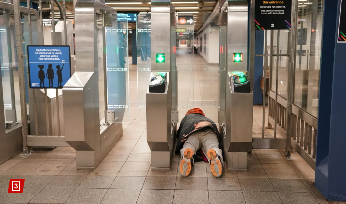 在百老匯拉法葉車站有人拍到一位身手敏捷的乘客匍匐前進從閘門下鑽過去從而逃避了車費.png